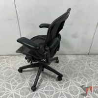 Lote 028 - Silla Herman Miller Aeron con asiento roto - Imagen 6