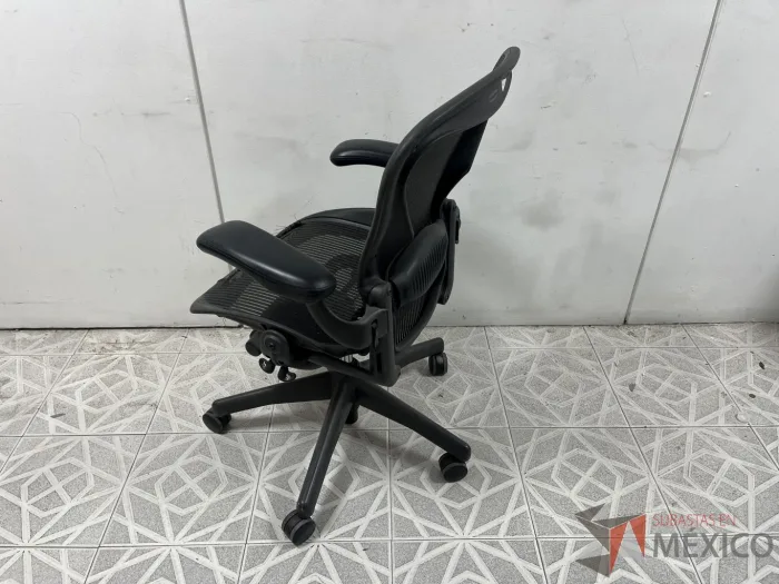 Lote 028 - Silla Herman Miller Aeron con asiento roto - Imagen 6