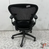Lote 028 - Silla Herman Miller Aeron con asiento roto - Imagen 5