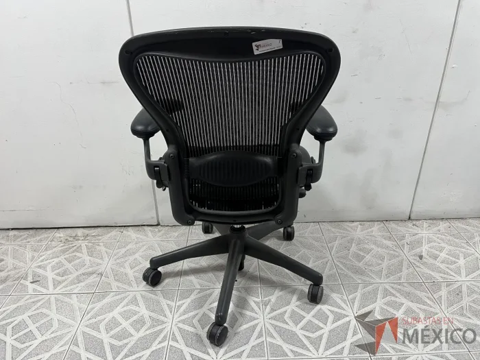 Lote 028 - Silla Herman Miller Aeron con asiento roto - Imagen 5