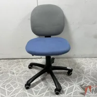 Lote 019 - Silla secretarial con ruedas, asiento en tela color azul y respaldo en tela color gris - Imagen 5