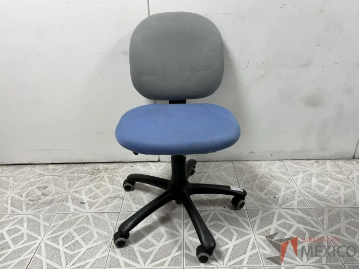 Lote 019 - Silla secretarial con ruedas, asiento en tela color azul y respaldo en tela color gris - Imagen 5
