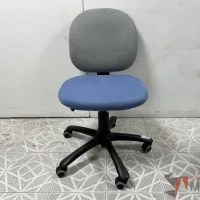 Lote 019 - Silla secretarial con ruedas, asiento en tela color azul y respaldo en tela color gris