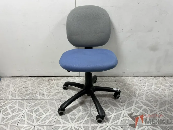 Lote 019 - Silla secretarial con ruedas, asiento en tela color azul y respaldo en tela color gris