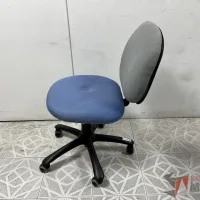 Lote 019 - Silla secretarial con ruedas, asiento en tela color azul y respaldo en tela color gris - Imagen 3