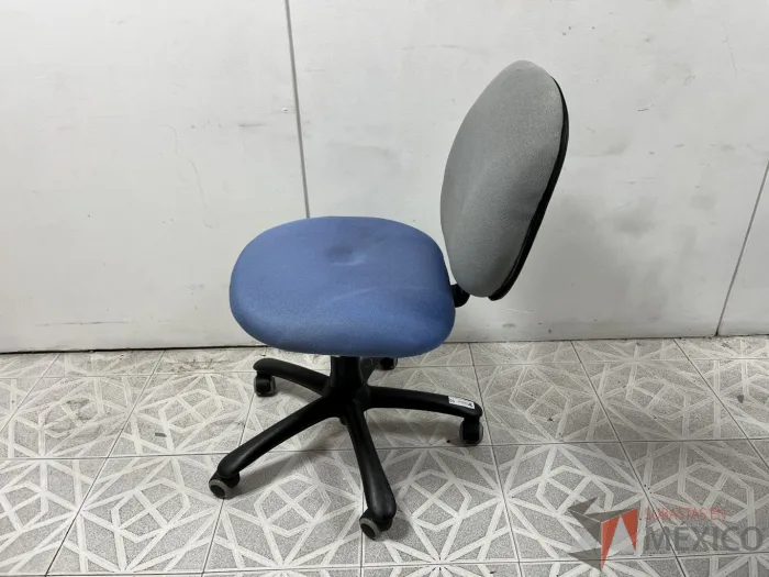 Lote 019 - Silla secretarial con ruedas, asiento en tela color azul y respaldo en tela color gris - Imagen 3