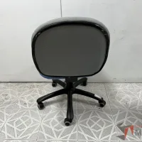 Lote 019 - Silla secretarial con ruedas, asiento en tela color azul y respaldo en tela color gris - Imagen 2