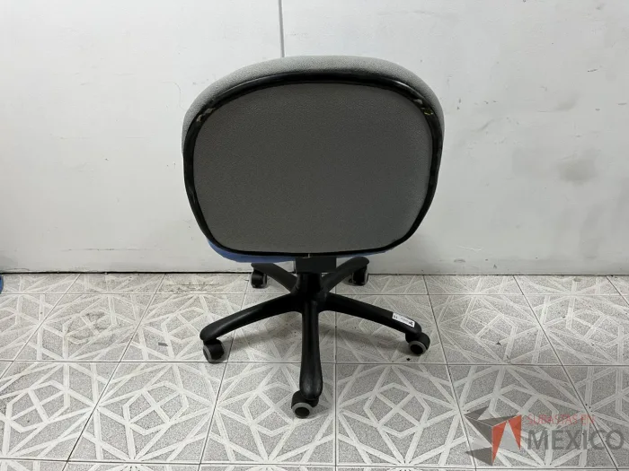 Lote 019 - Silla secretarial con ruedas, asiento en tela color azul y respaldo en tela color gris - Imagen 2