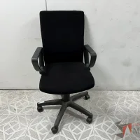 Lote 012 - Silla operativa con ruedas, descansabrazos, asiento y respaldo en tela color negro - Imagen 6