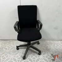Lote 012 - Silla operativa con ruedas, descansabrazos, asiento y respaldo en tela color negro
