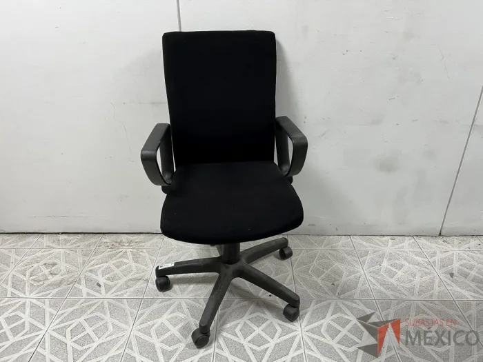 Lote 012 - Silla operativa con ruedas, descansabrazos, asiento y respaldo en tela color negro