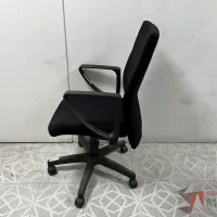 Lote 012 - Silla operativa con ruedas, descansabrazos, asiento y respaldo en tela color negro - Imagen 4
