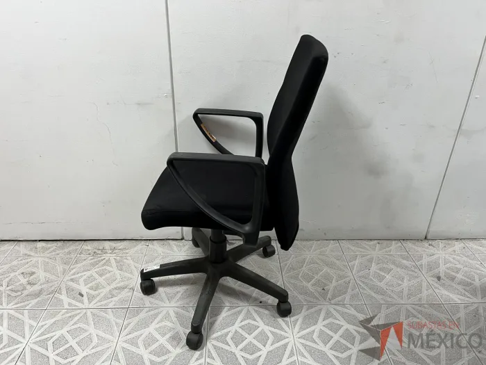Lote 012 - Silla operativa con ruedas, descansabrazos, asiento y respaldo en tela color negro - Imagen 4