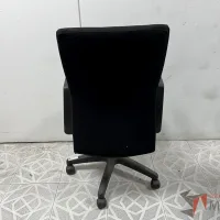 Lote 012 - Silla operativa con ruedas, descansabrazos, asiento y respaldo en tela color negro - Imagen 3