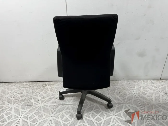 Lote 012 - Silla operativa con ruedas, descansabrazos, asiento y respaldo en tela color negro - Imagen 3