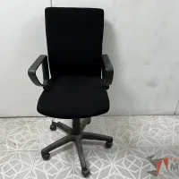 Lote 012 - Silla operativa con ruedas, descansabrazos, asiento y respaldo en tela color negro - Imagen 2