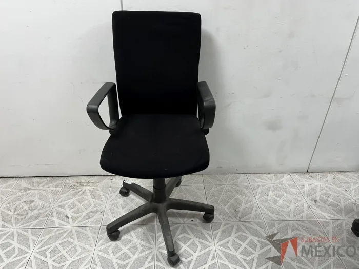 Lote 012 - Silla operativa con ruedas, descansabrazos, asiento y respaldo en tela color negro - Imagen 2