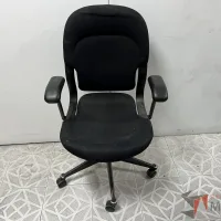 Lote 021 - Silla operativa con ruedas, asiento y respaldo en tal color negro