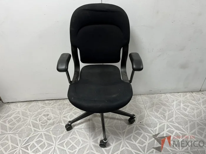 Lote 021 - Silla operativa con ruedas, asiento y respaldo en tal color negro - Imagen 4