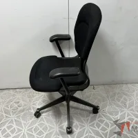Lote 021 - Silla operativa con ruedas, asiento y respaldo en tal color negro - Imagen 3