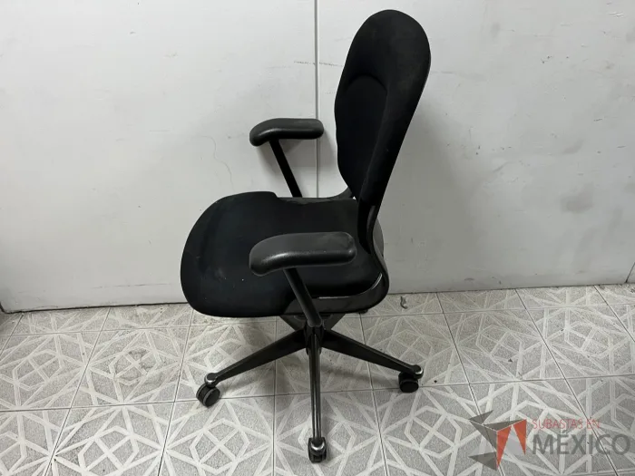 Lote 021 - Silla operativa con ruedas, asiento y respaldo en tal color negro - Imagen 3