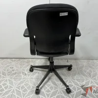 Lote 021 - Silla operativa con ruedas, asiento y respaldo en tal color negro - Imagen 2