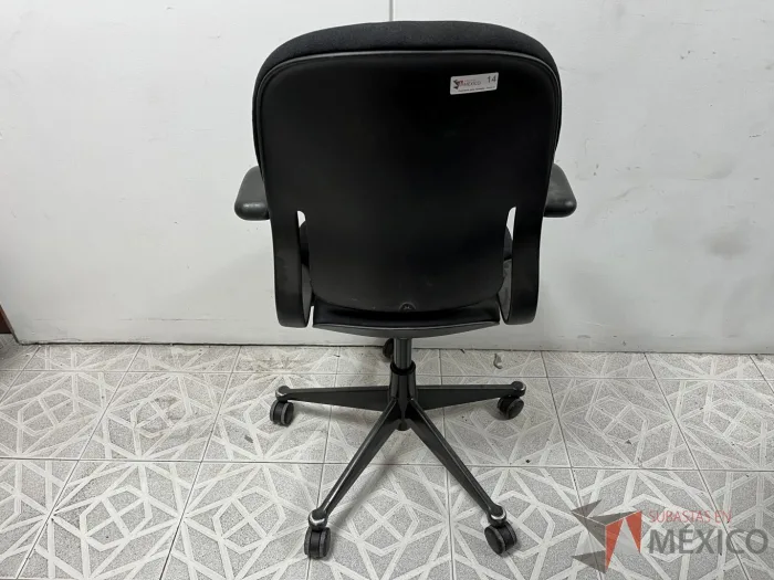 Lote 021 - Silla operativa con ruedas, asiento y respaldo en tal color negro - Imagen 2