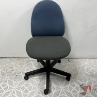 Lote 015 - Silla secretarial con ruedas, asiento en tela color gris y respaldo en tela color azul.