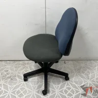 Lote 015 - Silla secretarial con ruedas, asiento en tela color gris y respaldo en tela color azul. - Imagen 3