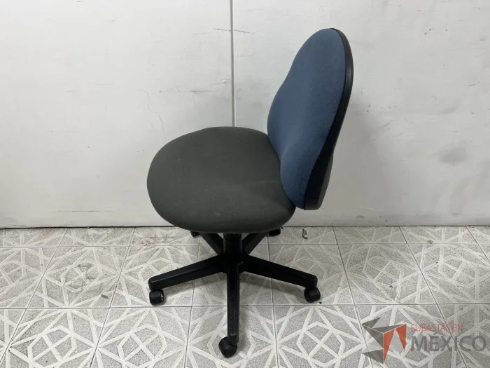 Lote 015 - Silla secretarial con ruedas, asiento en tela color gris y respaldo en tela color azul. - Imagen 3