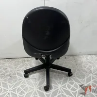 Lote 015 - Silla secretarial con ruedas, asiento en tela color gris y respaldo en tela color azul. - Imagen 2