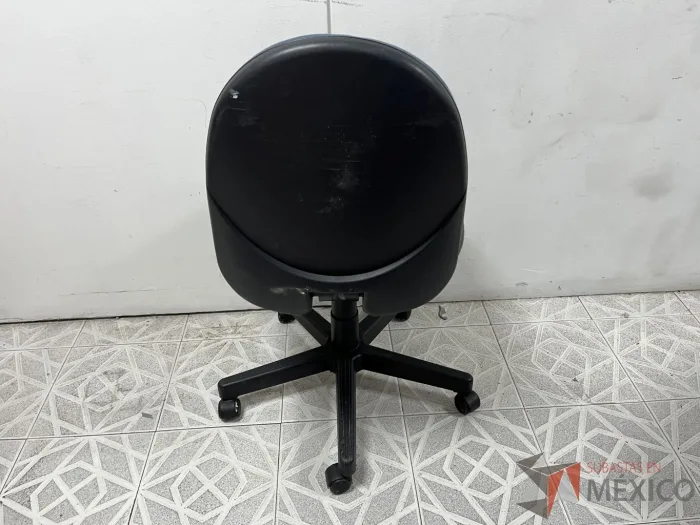 Lote 015 - Silla secretarial con ruedas, asiento en tela color gris y respaldo en tela color azul. - Imagen 2
