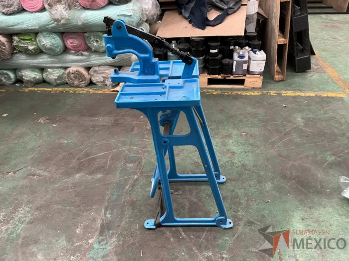Lote 018 - 2 Máquinas remachadoras de banco - HERMEX