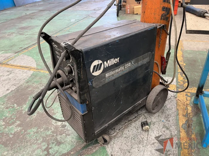 Lote 051 - Micro Alambre MILLER, Modelo: MILERMATIC 250X 