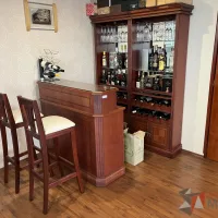 Lote 001 - Set bar de 4 piezas color café (Barra, 2 Bancos y Contra barra)