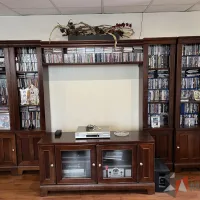 Lote 002 - Mueble para TV en 4 piezas con 8 puertas, 2 entrepaños y repisa superior