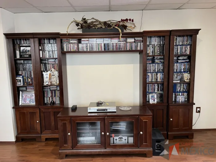 Lote 002 - Mueble para TV en 4 piezas con 8 puertas, 2 entrepaños y repisa superior