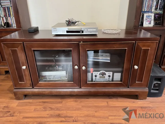 Lote 002 - Mueble para TV en 4 piezas con 8 puertas, 2 entrepaños y repisa superior - Imagen 3