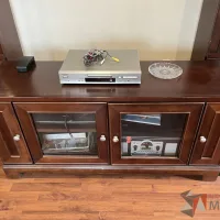 Lote 002 - Mueble para TV en 4 piezas con 8 puertas, 2 entrepaños y repisa superior - Imagen 4