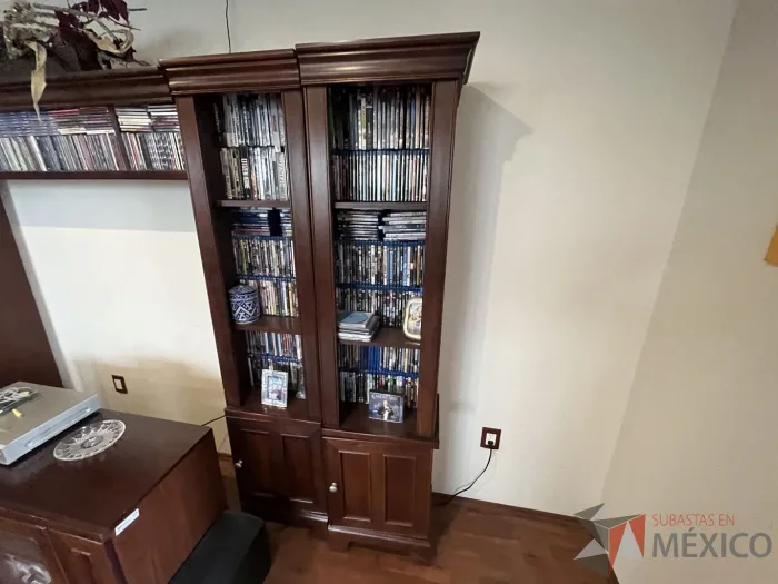 Lote 002 - Mueble para TV en 4 piezas con 8 puertas, 2 entrepaños y repisa superior - Imagen 5