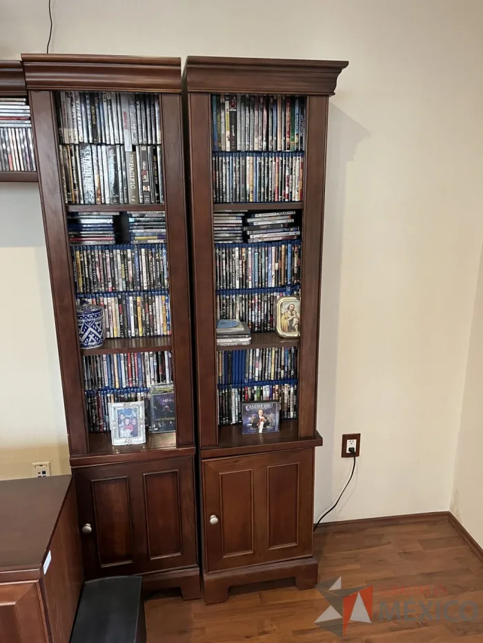 Lote 002 - Mueble para TV en 4 piezas con 8 puertas, 2 entrepaños y repisa superior - Imagen 6