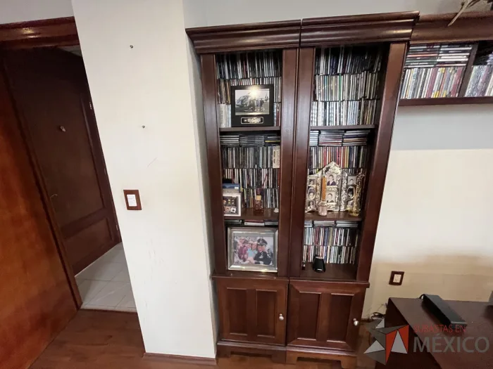 Lote 002 - Mueble para TV en 4 piezas con 8 puertas, 2 entrepaños y repisa superior - Imagen 7
