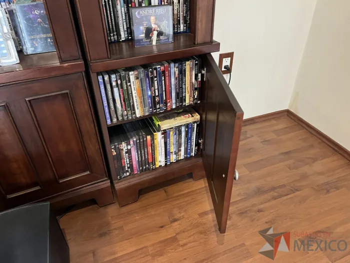 Lote 002 - Mueble para TV en 4 piezas con 8 puertas, 2 entrepaños y repisa superior - Imagen 9