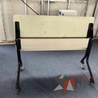 Lote 080 - Mesa plegable con 2 patas metálicas con ruedas - Imagen 2