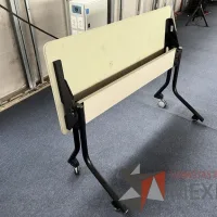 Lote 080 - Mesa plegable con 2 patas metálicas con ruedas - Imagen 3