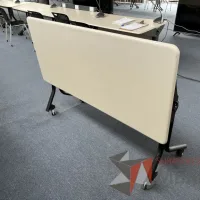 Lote 080 - Mesa plegable con 2 patas metálicas con ruedas - Imagen 4