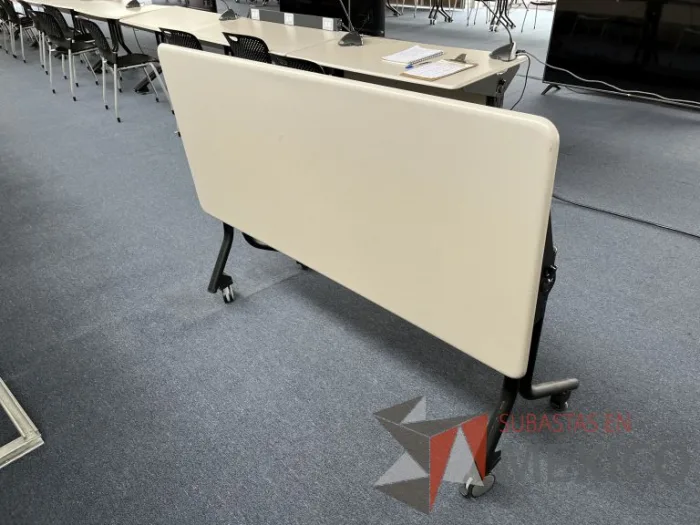 Lote 080 - Mesa plegable con 2 patas metálicas con ruedas - Imagen 4