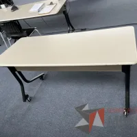 Lote 080 - Mesa plegable con 2 patas metálicas con ruedas - Imagen 5
