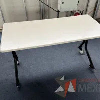 Lote 080 - Mesa plegable con 2 patas metálicas con ruedas