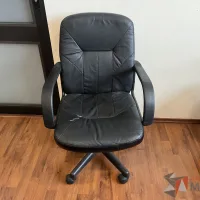 Lote 007 - Silla operativa con ruedas, descansabrazo, asiento y respaldo color negro